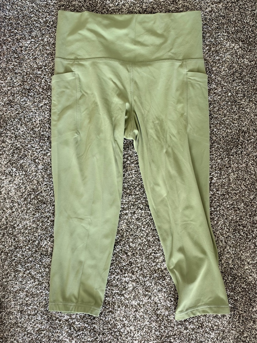 Athleta Green salutation stash pocket II capri